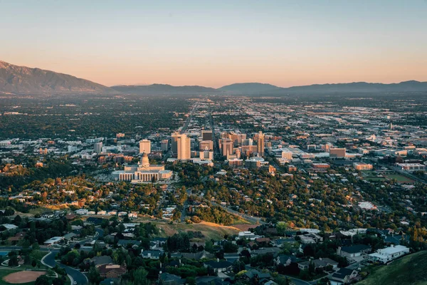 View of the downtown skyline at sunset, from Ensign Peak, in Sal — Stock Photo, Image