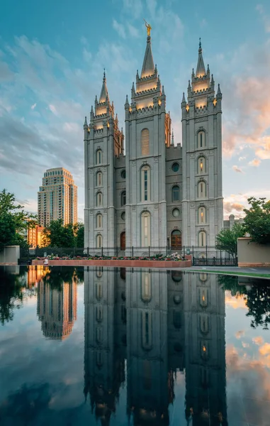 Reflections of the Salt Lake LDS Temple at sunset, in Temple Squ — Stock Photo, Image
