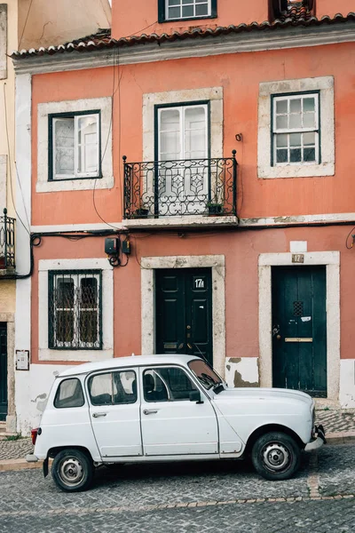 Une vieille voiture dans une rue pavée à Lisbonne, Portugal — Photo