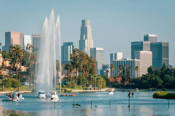 The Los Angeles skyline and lake at Echo Park, in Los Angeles, C — Stock Photo, Image