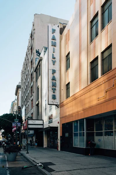 Spodnie rodzinne Zaloguj się na Broadwayu w centrum Los Angeles, Californi — Zdjęcie stockowe