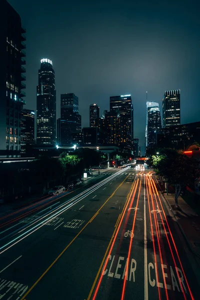 Vista noturna da paisagem urbana no centro de Los Angeles, Califórnia — Fotografia de Stock