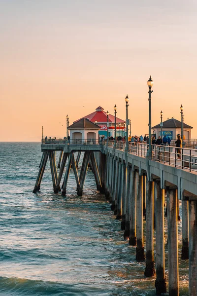 Molo w Huntington Beach o zachodzie słońca, w hrabstwie Orange, Californi — Zdjęcie stockowe