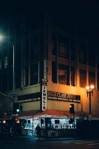 Straßenszene im Juwelierviertel in der Nacht, in der Innenstadt von Los Angeles — Stockfoto
