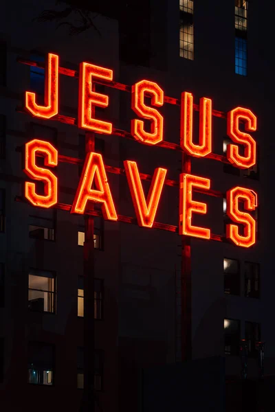 Jesus Saves sign ночью, в центре Лос-Анджелеса, Калифорния — стоковое фото