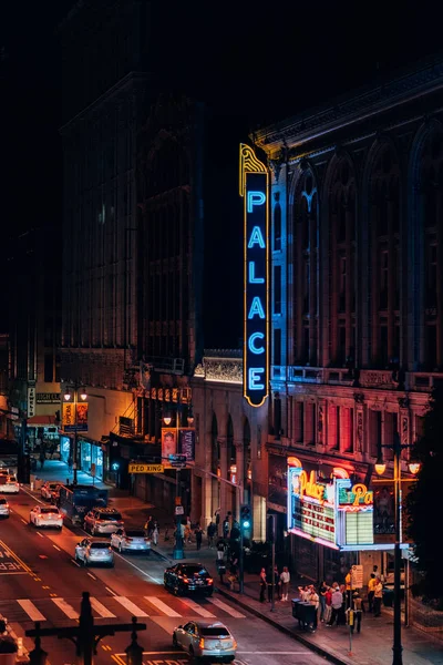 Geceleri, Broadway'de, Los Angele şehir merkezinde ki Saray Tiyatrosu — Stok fotoğraf