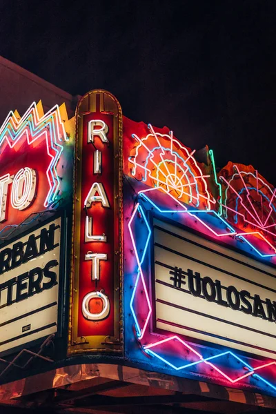 Rialto Theater neon segno di notte nel centro di Los Angeles, Calif — Foto Stock