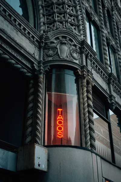 Tacos sinal e arquitetura histórica no centro de Los Angeles, Ca — Fotografia de Stock