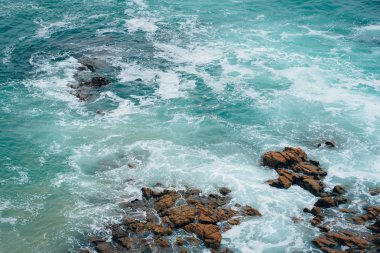 Laguna Beach Pasifik Okyanusu turkuaz suları, Californi
