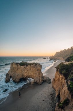 Malibu, Kaliforniya'daki El Matador Eyalet Plajı'nda gün batımı
