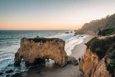 Malibu, Kaliforniya'daki El Matador Eyalet Plajı'nda gün batımı