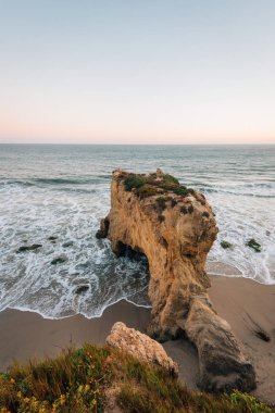Gün batımında deniz yığını, El Matador State Beach, Malibu, Californ