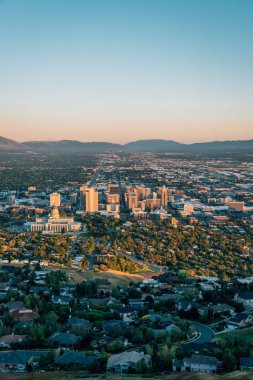Salt Lake City, Utah'taki Ensign Peak'ten şehir merkezi manzarası