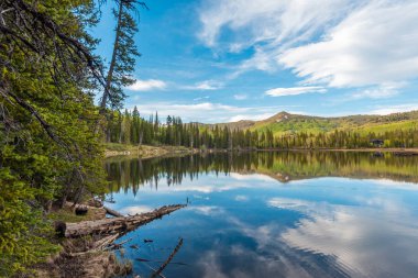 Uinta-Wasatch-Cache'deki Silver Lake'teki dağların yansımaları 