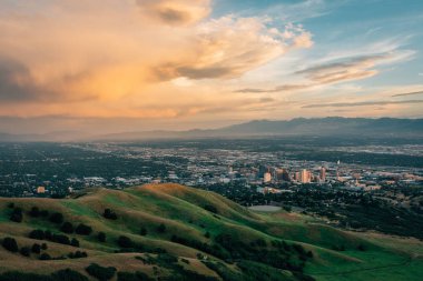 Salt Lake Ci'deki Bonneville Shoreline Trail'den gün batımı manzarası
