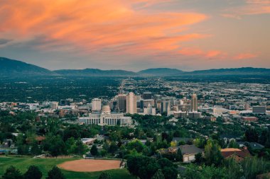 Salt Lake City'deki Ensign Peak'ten gün batımında şehir merkezi manzarası,