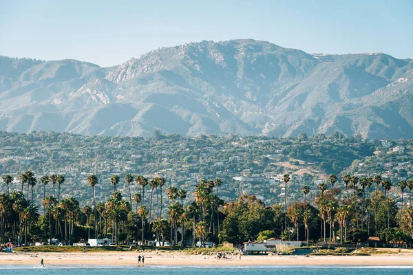 Вид на пляж і гори з пристані Стеарн в Санта-Барбар — стокове фото