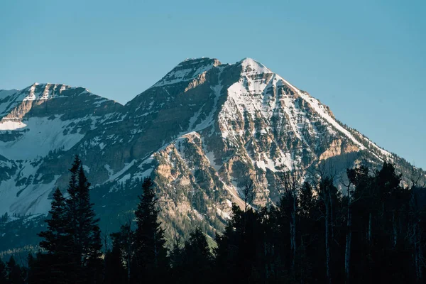 Горы рядом с Альпийским кольцом Сценический проезд в American Fork Can — стоковое фото