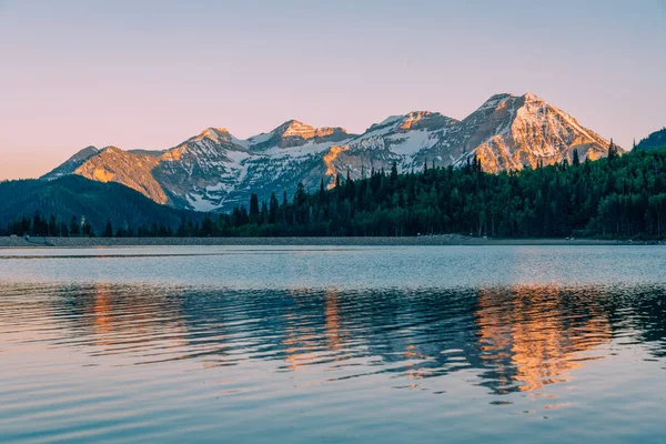 Montañas que reflejan en Silver Lake Flat Reservoir al atardecer, ne — Foto de Stock