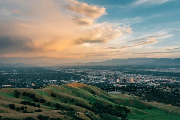 Uitzicht op de zonsondergang vanaf de Bonneville Shoreline Trail, in Salt Lake CI — Stockfoto