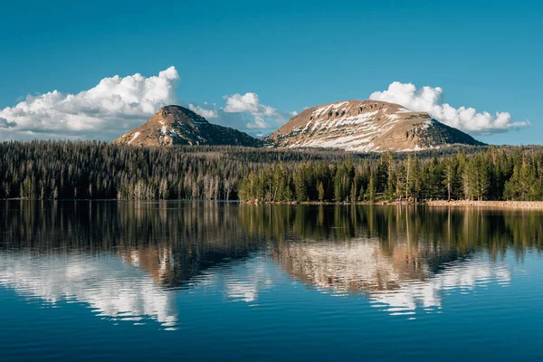 Snöiga berg reflekterande i rättegång Lake, i Uinta Mountains — Stockfoto