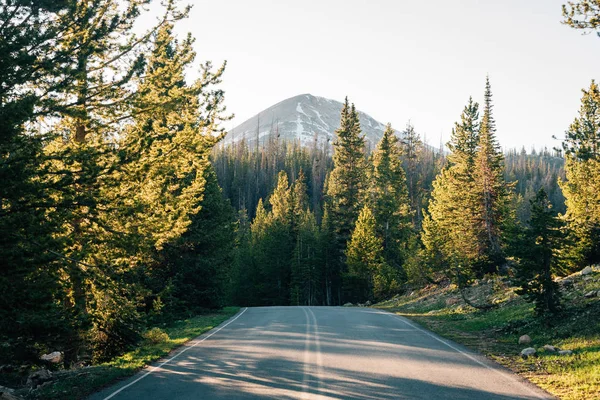 Väg och berg i Uinta-bergen i Utah — Stockfoto