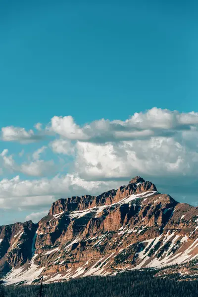 Vy över snöiga berg i Uinta National Forest, Utah — Stockfoto