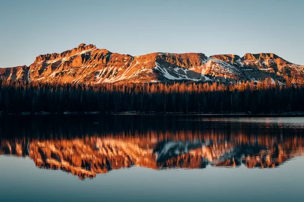 Snöiga berg reflekterande i Mirror Lake, i Uinta Mountain — Stockfoto