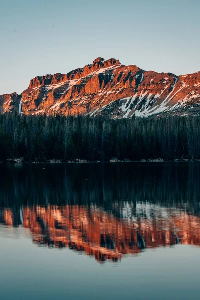 Snöiga berg reflekterande i Mirror Lake, i Uinta Mountain — Stockfoto