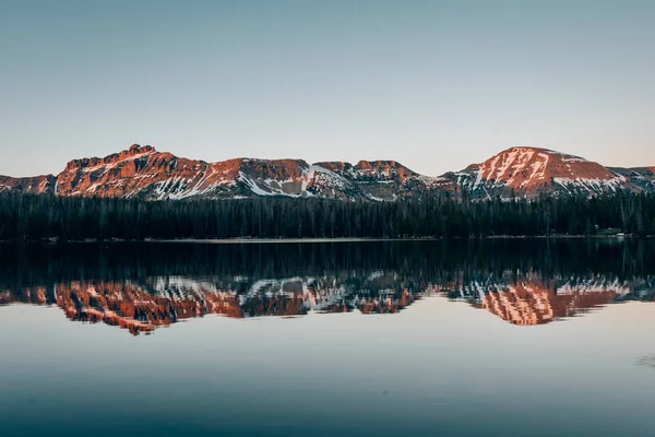 Snowy mountains reflecting in Mirror Lake, in the Uinta Mountain — Stock Photo, Image