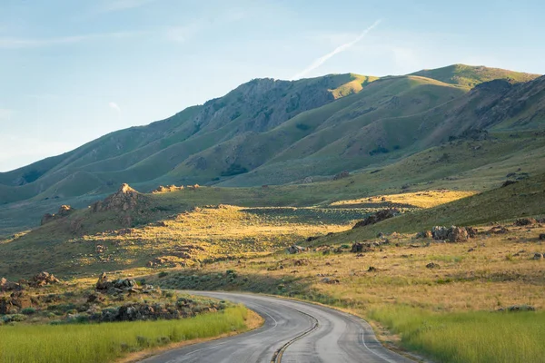 Weg met grasvelden en bergen op Antelope Island State P — Stockfoto