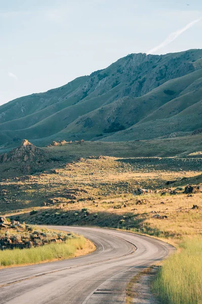 Weg met grasvelden en bergen op Antelope Island State P — Stockfoto