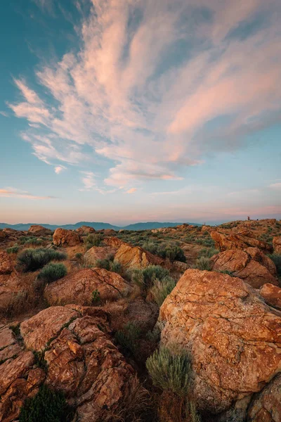 Skalnaté krajiny při západu slunce, na ostrově Antelope Island State Park, na — Stock fotografie