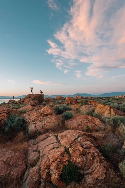 Skalnaté krajiny při západu slunce, na ostrově Antelope Island State Park, na — Stock fotografie