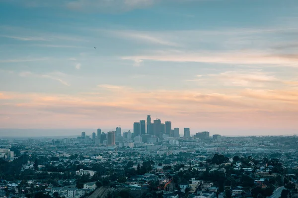 애스콧 힐스에서 출발하는 로스앤젤레스 다운타운 스카이라인의 일몰 전망 — 스톡 사진