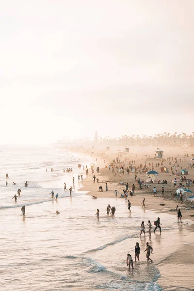 Vista sulla spiaggia in una giornata estiva a Huntington Beach, Orange Co — Foto Stock