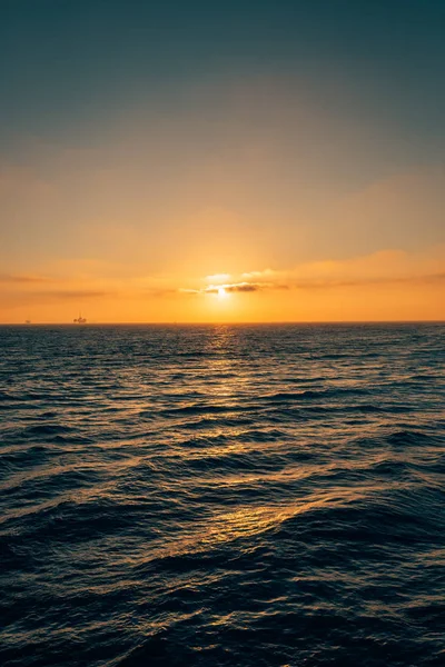 Puesta de sol sobre el Océano Pacífico en Huntington Beach, Condado de Orange — Foto de Stock