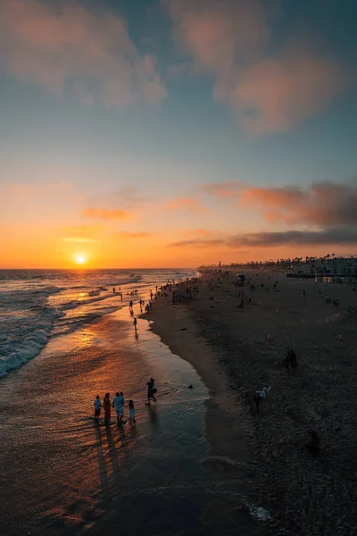 Sunset over the beach from the pier in Huntington Beach, Orange — Stock Photo, Image