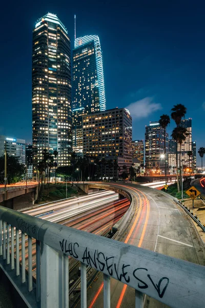 Cityscape skyline view of the 110 Freeway at night in downtown L — Stock Photo, Image