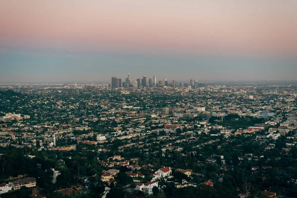 Vista do centro de Los Angeles ao pôr do sol, do Observador Griffith — Fotografia de Stock