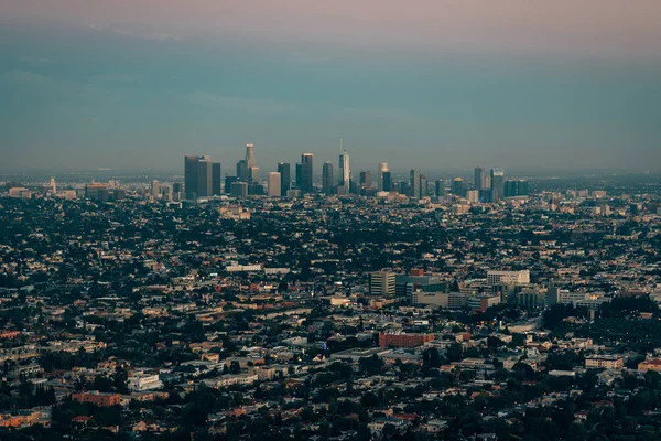 Vista del centro di Los Angeles al tramonto, dal Griffith Observator — Foto Stock