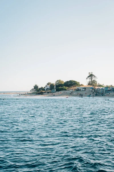 Veduta della spiaggia di Malibu Point, dal molo di Malibu, California — Foto Stock