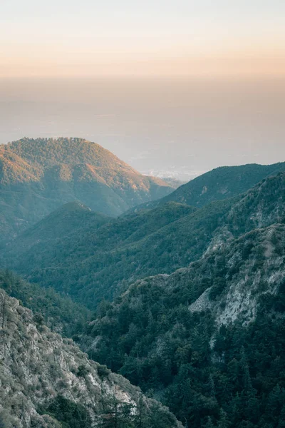 Utsikt från Mount Wilson vid solnedgången, i Angeles National Forest, ca — Stockfoto