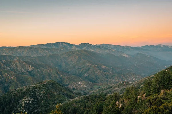 Utsikt från Mount Wilson vid solnedgången, i Angeles National Forest, ca — Stockfoto