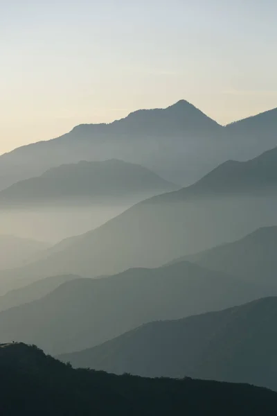 グレンドラリッジロードから見た山のレイヤー、アンジェルス・ネイション — ストック写真