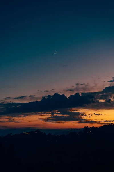 Månskära i himlen vid solnedgången, sedd från Griffith Park, i — Stockfoto