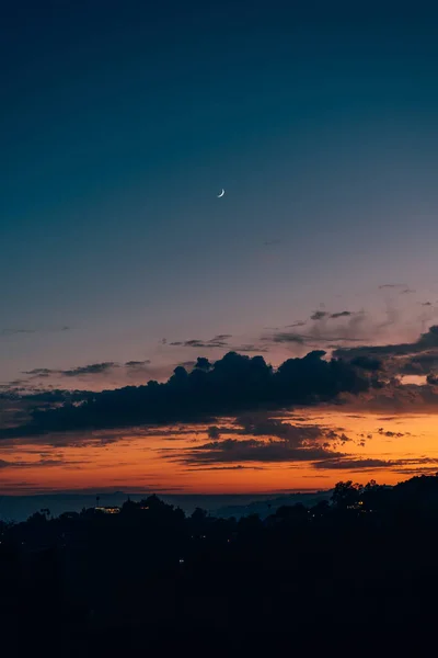 Månskära i himlen vid solnedgången, sedd från Griffith Park, i — Stockfoto