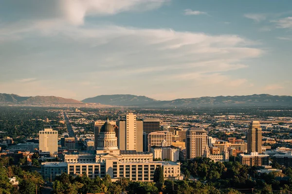 Widok na Kapitol stanu Utah i panoramę śródmieścia, w Salt Lak — Zdjęcie stockowe