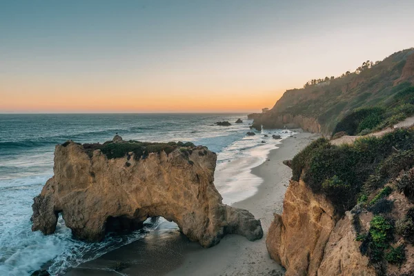 Sonnenuntergang am El Matador State Beach in Malibu, Kalifornien — Stockfoto