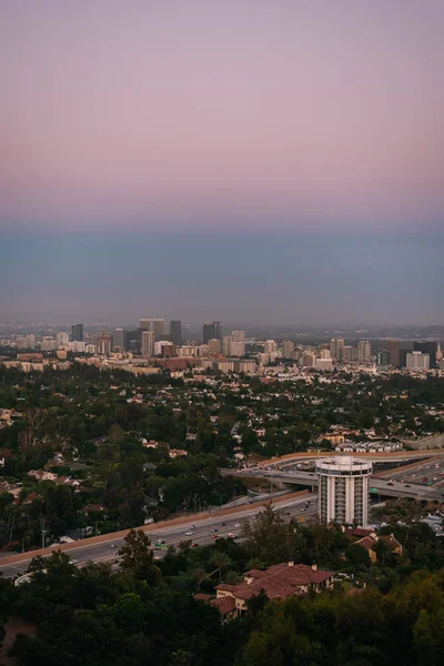 Вид на закат Вествуда из Центра Гетти в Лос-Анджелесе, штат Калифорния — стоковое фото